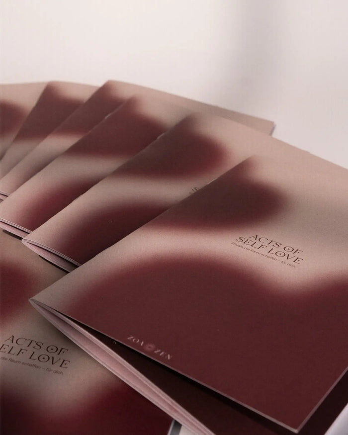 Acts of Self Love – gedrucktes Booklet von ZoaZen mit Selbstliebe-Ritualen und Affirmationen – Detailaufnahme
