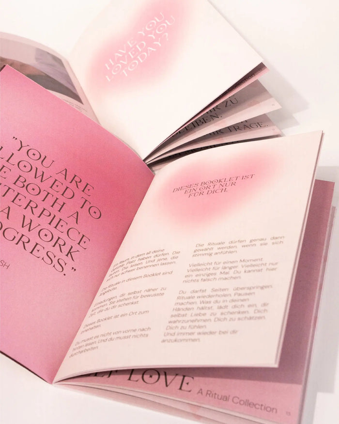 Acts of Self Love – gedrucktes Booklet von ZoaZen mit Selbstliebe-Ritualen und Affirmationen – Verpackung im Detail