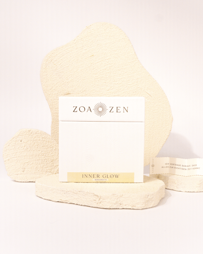 ZoaZen Inner Glow Räucherpapier mit Bergamotte – Pure Collection Verpackung auf natürlichem Sandstein