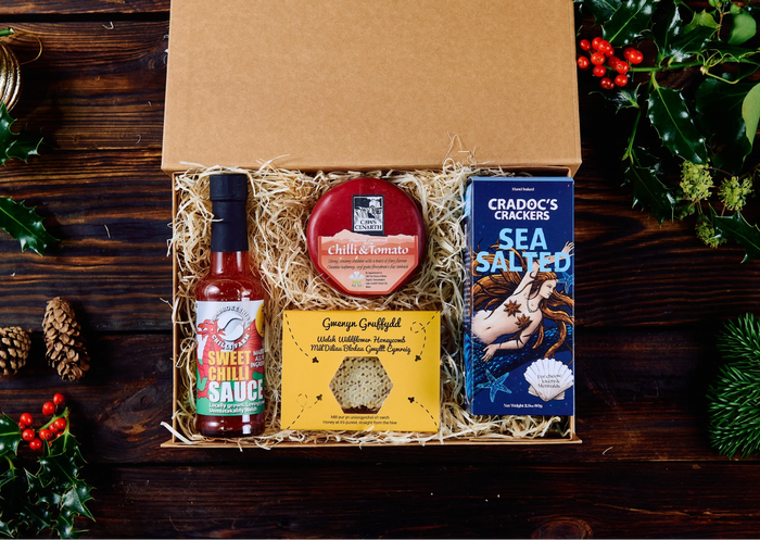 Luxury Welsh Foodie Gift Set – Honeycomb, Chilli Cheese, Crackers & Honey Sweet Chilli Sauce